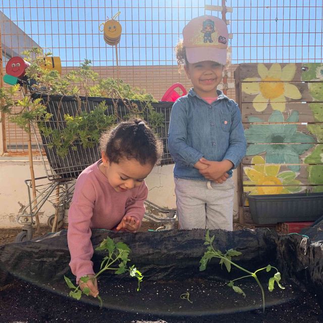 niños sembrando